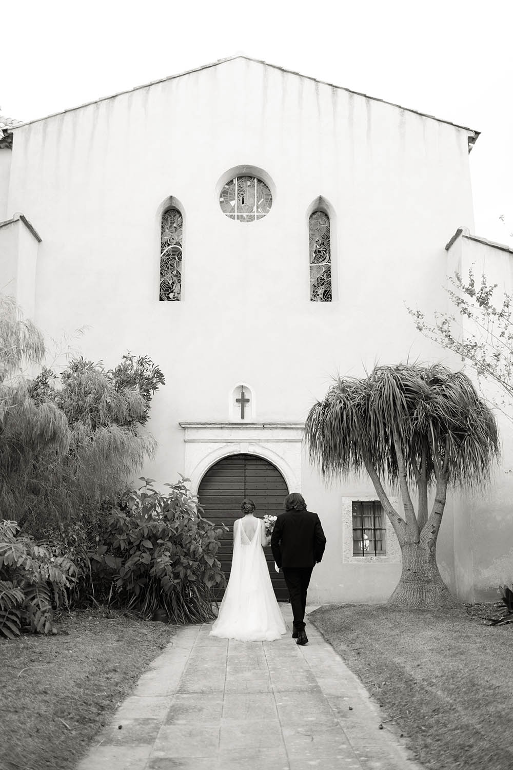 le couple rentre dans l'église de bormes les mimosas